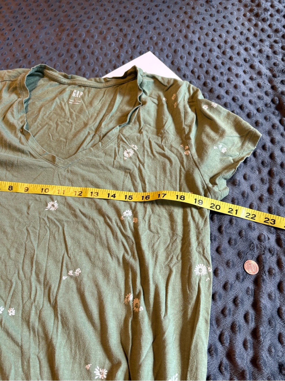 Two Gap Favorite V-Neck T-Shirts - Picture 4 of 5